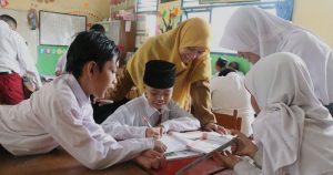 Peran Budaya Lokal dalam Membangun Karakter Siswa di Sekolah