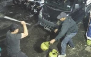CCTV Pencurian Gas 3 Kg di Kota Yogyakarta Viral, Pelaku Dipukul Stik Golf dan Dikepung Warga