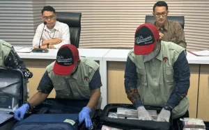KPK Ungkap Safe House dan Mobil Khusus dalam Korupsi Bea dan Cukai Artikel ini sudah tayang di tvonenews.com pada hari Sabtu, 28 Februari 2026 - 00:30 WIB Judul Artikel : KPK Ungkap Safe House dan Mobil Khusus dalam Korupsi Bea dan Cukai Link Artikel : https://www.tvonenews.com/berita/nasional/419778-kpk-ungkap-safe-house-dan-mobil-khusus-dalam-korupsi-bea-dan-cukai Oleh : Reporter : Achyar Editor : Aqmarul Akhyar