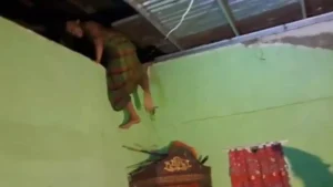 69a18082970ce menantu rudapaksa ibu mertuanya di gowa sembunyi di plafon rumah saat hendak ditangkap 990 557