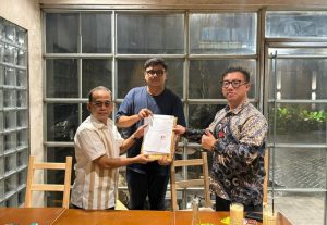 Higgs Games Island (HGI) menggelar turnamen domino nasional resmi di gelar di Surabaya. Bertajuk Surabaya Domino Tournament2026, ajang ini siap menghadirkan ribuan peserta di Grand City Convention Hall Lt. 3, Surabaya, pada 18-19 April 2026 besok. Turnamen skala nasional ini diproyeksikan diikuti oleh 1.536 pemain atau sebanyak 768 pasang peserta dari berbagai penjuru daerah. Melalui ajang ini, HGI membawa misi besar untuk mendorong olahraga domino "naik kelas". Selama ini, domino kerap dianggap sekadar permainan pengisi waktu luang. HGI berupaya mengubah stigma tersebut dengan menghadirkan sistem kompetisi yang terstruktur dan profesional. "Kami ingin domino naik kelas menjadi olahraga pikiran (mind sport) yang memiliki standar kompetisi jelas hingga level global. Ini langkah awal membangun ekosistem yang lebih besar," ujar Ray, perwakilan HGI, Jumat (17/4/2026). Tak hanya soal adu strategi, event ini diharapkan menjadi mesin penggerak ekonomi lokal. Kehadiran ribuan peserta diprediksi membawa dampak langsung pada sektor transportasi, kuliner, hingga UMKM di Surabaya. "Ini adalah ekonomi nyata. Peserta datang bukan hanya untuk bertanding, tetapi juga menikmati kuliner dan berbelanja. Event seperti ini mampu menggerakkan banyak sektor sekaligus bagi daerah," tutur Ray. Senada, Ketua Pengprov PORDI (Persatuan Olahraga Domino Indonesia) Jawa Timur, M. Alyas, menegaskan bahwa turnamen ini dijalankan dengan prinsip transparan dan komitmen syariah. "Seluruh hadiah dan pembiayaan disponsori penuh oleh HGI. Biaya pendaftaran murni digunakan untuk mendukung operasional, bukan untuk hadiah. Ini komitmen kami dalam menjaga integritas olahraga ini," tegas Alyas. Penyelenggaraan turnamen ini turut mendapat dukungan dari PORDI Jawa Timur, KONI, IESPA, Pemerintah Provinsi Jawa Timur, Pemerintah Kota Surabaya, serta Dispora Jawa Timur. Kolaborasi ini memperkuat posisi domino sebagai bagian dari pengembangan olahraga berbasis strategi sekaligus memperluas keterlibatan komunitas digital dan esports. Selain kompetisi, acara ini juga akan dimeriahkan dengan pementasan seni tari budaya dan area kuliner UMKM. Pendekatan ini diharapkan mampu memperkuat interaksi komunitas sekaligus menghadirkan suasana event yang inklusif bagi masyarakat umum. (*)