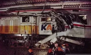 Petugas memeriksa kondisi gerbong KRL Commuterline yang bertabrakan dengan KA Argo Bromo Anggrek relasi Gambir-Surabaya Pasar Turi di Stasiun Bekasi Timur, Bekasi, Jawa Barat, Senin (27/4/2026) malam. (Foto: Antara/Paramayuda)
