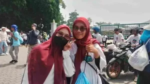 Nurul dan Henny mengikuti peringatan Hari Buruh Sedunia (May Day) di kawasan Monas, Jakarta Pusat, Jumat (1/5/2026). (Foto: Inilah.com/ Wahyu Praditya P)