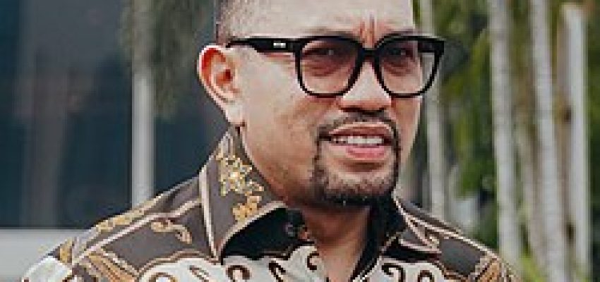 Ahmad Sahroni DPR photographed in the parliament building