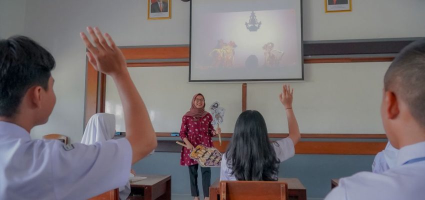 Peran Guru dalam Mengajarkan Etika dan Hukum kepada Siswa