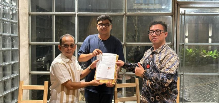 Higgs Games Island (HGI) menggelar turnamen domino nasional resmi di gelar di Surabaya. Bertajuk Surabaya Domino Tournament2026, ajang ini siap menghadirkan ribuan peserta di Grand City Convention Hall Lt. 3, Surabaya, pada 18-19 April 2026 besok. Turnamen skala nasional ini diproyeksikan diikuti oleh 1.536 pemain atau sebanyak 768 pasang peserta dari berbagai penjuru daerah. Melalui ajang ini, HGI membawa misi besar untuk mendorong olahraga domino "naik kelas". Selama ini, domino kerap dianggap sekadar permainan pengisi waktu luang. HGI berupaya mengubah stigma tersebut dengan menghadirkan sistem kompetisi yang terstruktur dan profesional. "Kami ingin domino naik kelas menjadi olahraga pikiran (mind sport) yang memiliki standar kompetisi jelas hingga level global. Ini langkah awal membangun ekosistem yang lebih besar," ujar Ray, perwakilan HGI, Jumat (17/4/2026). Tak hanya soal adu strategi, event ini diharapkan menjadi mesin penggerak ekonomi lokal. Kehadiran ribuan peserta diprediksi membawa dampak langsung pada sektor transportasi, kuliner, hingga UMKM di Surabaya. "Ini adalah ekonomi nyata. Peserta datang bukan hanya untuk bertanding, tetapi juga menikmati kuliner dan berbelanja. Event seperti ini mampu menggerakkan banyak sektor sekaligus bagi daerah," tutur Ray. Senada, Ketua Pengprov PORDI (Persatuan Olahraga Domino Indonesia) Jawa Timur, M. Alyas, menegaskan bahwa turnamen ini dijalankan dengan prinsip transparan dan komitmen syariah. "Seluruh hadiah dan pembiayaan disponsori penuh oleh HGI. Biaya pendaftaran murni digunakan untuk mendukung operasional, bukan untuk hadiah. Ini komitmen kami dalam menjaga integritas olahraga ini," tegas Alyas. Penyelenggaraan turnamen ini turut mendapat dukungan dari PORDI Jawa Timur, KONI, IESPA, Pemerintah Provinsi Jawa Timur, Pemerintah Kota Surabaya, serta Dispora Jawa Timur. Kolaborasi ini memperkuat posisi domino sebagai bagian dari pengembangan olahraga berbasis strategi sekaligus memperluas keterlibatan komunitas digital dan esports. Selain kompetisi, acara ini juga akan dimeriahkan dengan pementasan seni tari budaya dan area kuliner UMKM. Pendekatan ini diharapkan mampu memperkuat interaksi komunitas sekaligus menghadirkan suasana event yang inklusif bagi masyarakat umum. (*)