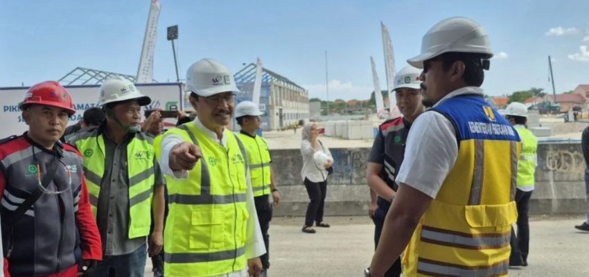 Menteri Sosial (Mensos) Saifullah Yusuf atau Gus Ipul saat meninjau perkembangan pembangunan Sekolah Rakyat di Kedung Cowek Surabaya, Jawa Timur, Minggu (3/5/2026). (foto:ist/Ant)