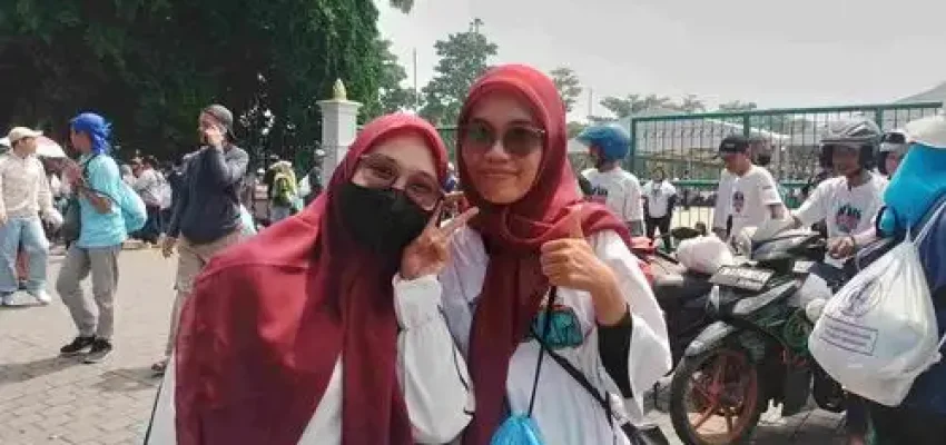 Nurul dan Henny mengikuti peringatan Hari Buruh Sedunia (May Day) di kawasan Monas, Jakarta Pusat, Jumat (1/5/2026). (Foto: Inilah.com/ Wahyu Praditya P)