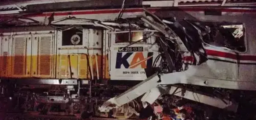 Petugas memeriksa kondisi gerbong KRL Commuterline yang bertabrakan dengan KA Argo Bromo Anggrek relasi Gambir-Surabaya Pasar Turi di Stasiun Bekasi Timur, Bekasi, Jawa Barat, Senin (27/4/2026) malam. (Foto: Antara/Paramayuda)