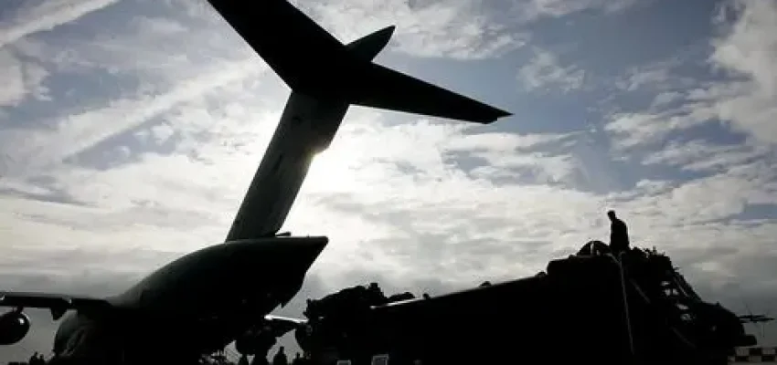 Sentimen anti-perang ini meledak di jalanan London. Ribuan demonstran melakukan long march menuju Kedutaan Besar AS sambil membentangkan plakat bertuliskan 'Hentikan Perang Trump'. Mereka khawatir Inggris kembali terseret ke dalam lubang hitam perang yang tidak berujung hanya demi memuaskan ambisi militer Washington. Spektrum Perang Regional Dengan mendaratnya B-1 Lancer --pesawat pengebom supersonik yang mampu membawa beban senjata masif- pesan yang dikirimkan ke Teheran sangat jelas. Inggris bukan lagi sekadar penonton. Dibukanya pangkalan Fairford dan Diego Garcia adalah sinyal bahwa Barat sedang menggalang kekuatan penuh untuk melakukan serangan udara yang lebih mematikan ke jantung pertahanan Iran.