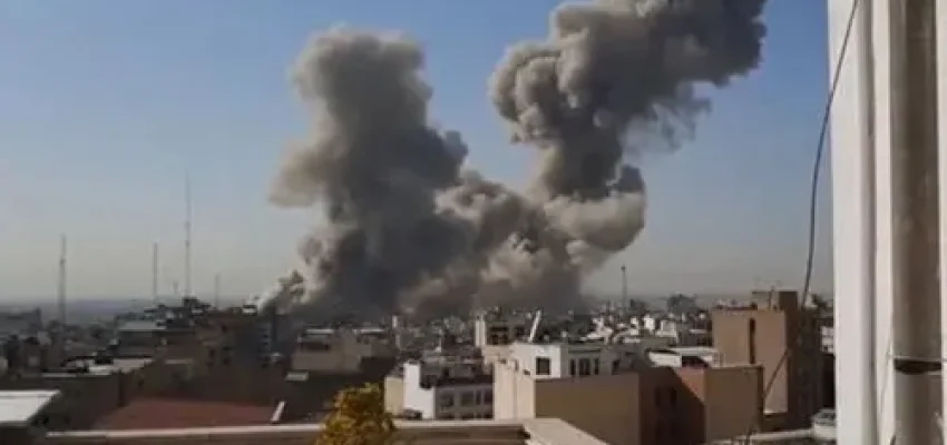 Asap membubung di Teheran, Iran duga dari serangan rudal Israel dan Amerika Serikat pada Sabtu (28/2/2026). [X/Vahid Online]