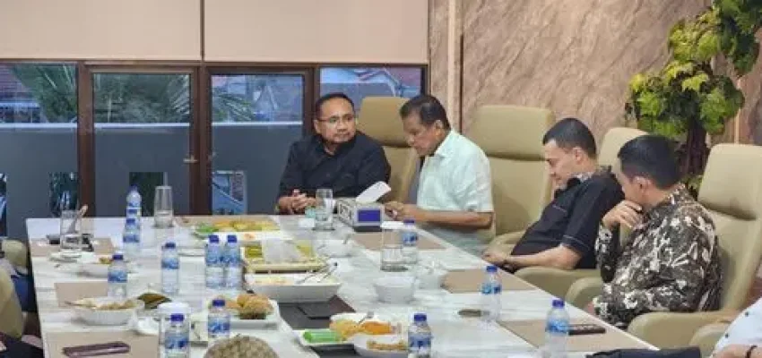 Eks Menag Yaqut Cholil Qoumas diduga lakukan pertemuan dengan pemilik Maktour Travel, Fuad Hasan Masyhur dan sejumlah pengusaha biro perjalanan haji dan umrah di Kantor Maktour Jakarta pada 2024. (Foto: Istimewa/Inilah.com)